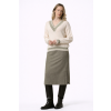 Žena v elegantním městském outfitu