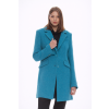 Žena v tyrkysovém kabátu