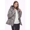 Módní modelka v leopardím kabátu