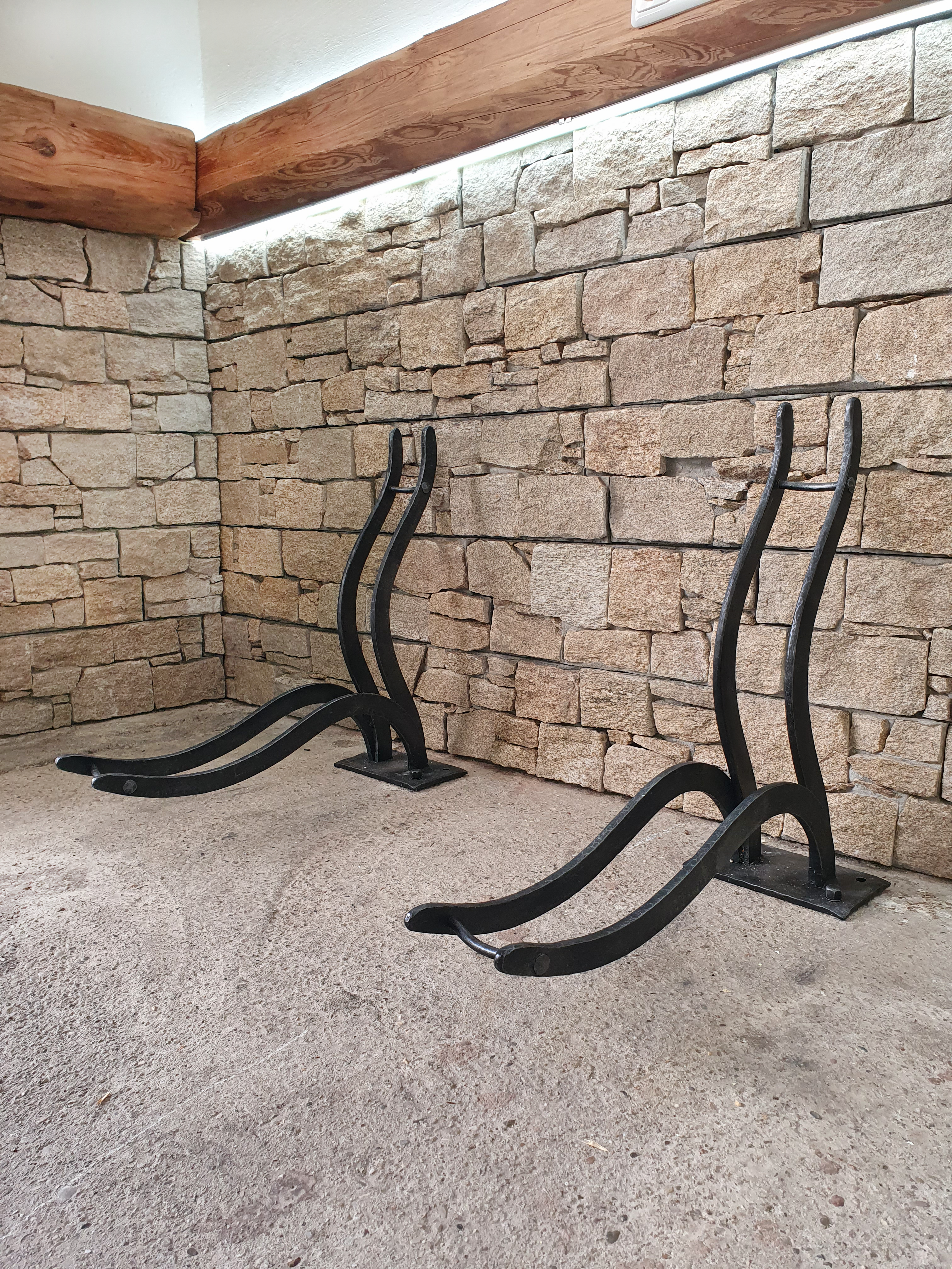 Stojany na kola a plastika cyklisty