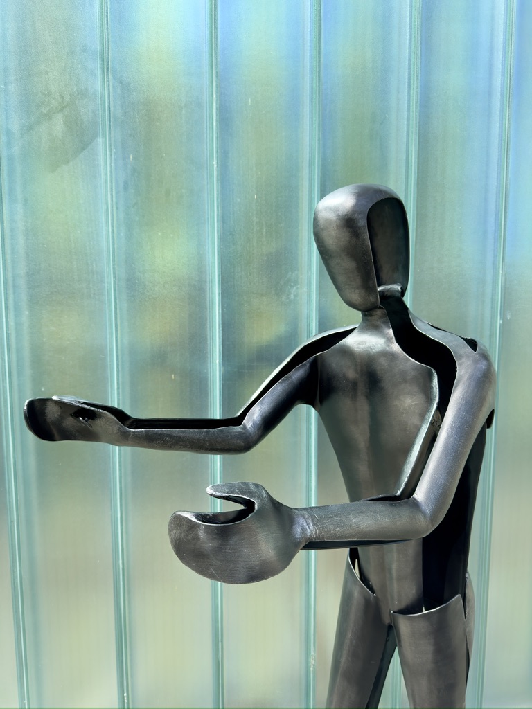 Kovaná socha Sisyfa