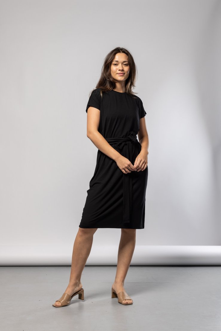 oneday variabilni saty EMMA s kratkym rukavem cerne 30