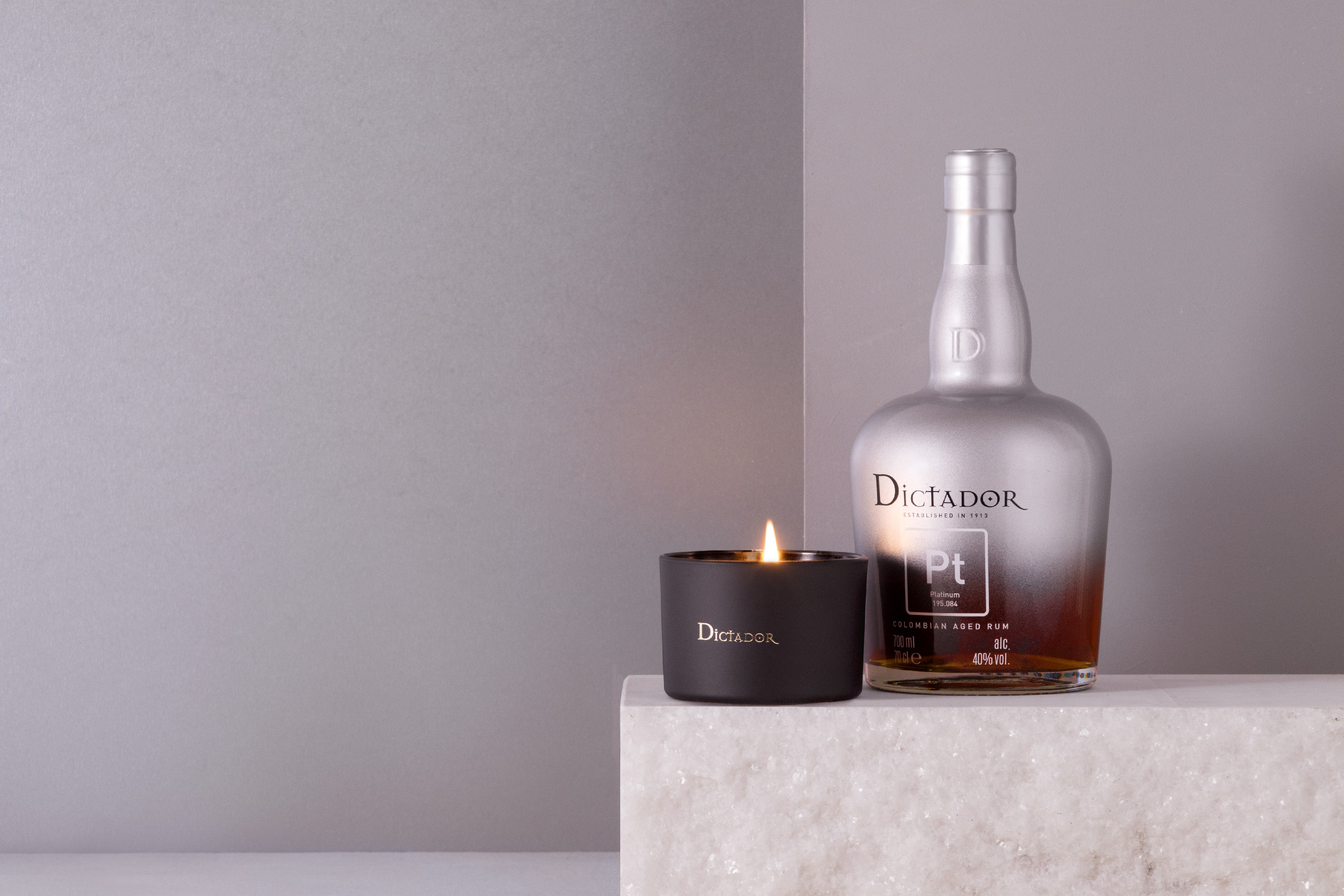 Dictador Platinum 0,7 l (dárkové balení 1 svíčka)