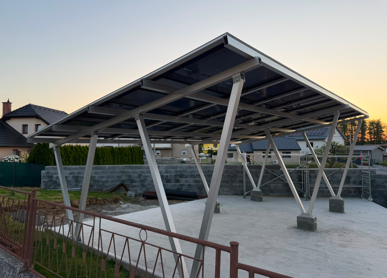 Voděodolný fotovoltaický přístřešek pro auto (Carport) pro 3 auta, k rodinnému domu - Bohuslavice u Hlučína