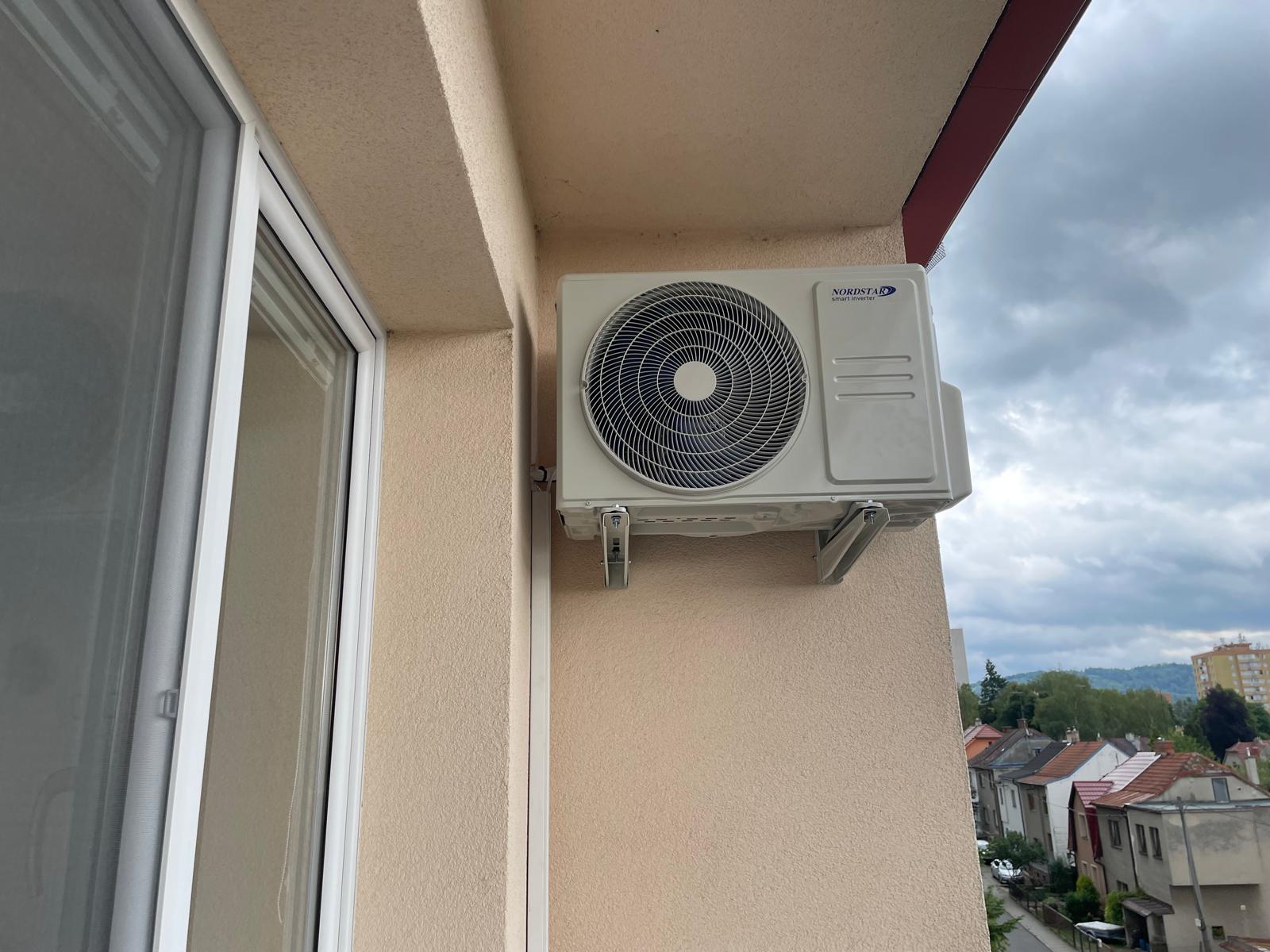 Klimatizace NORDSTAR, typ Multisplit – do bytového domu s balkónem, Nový Jičín