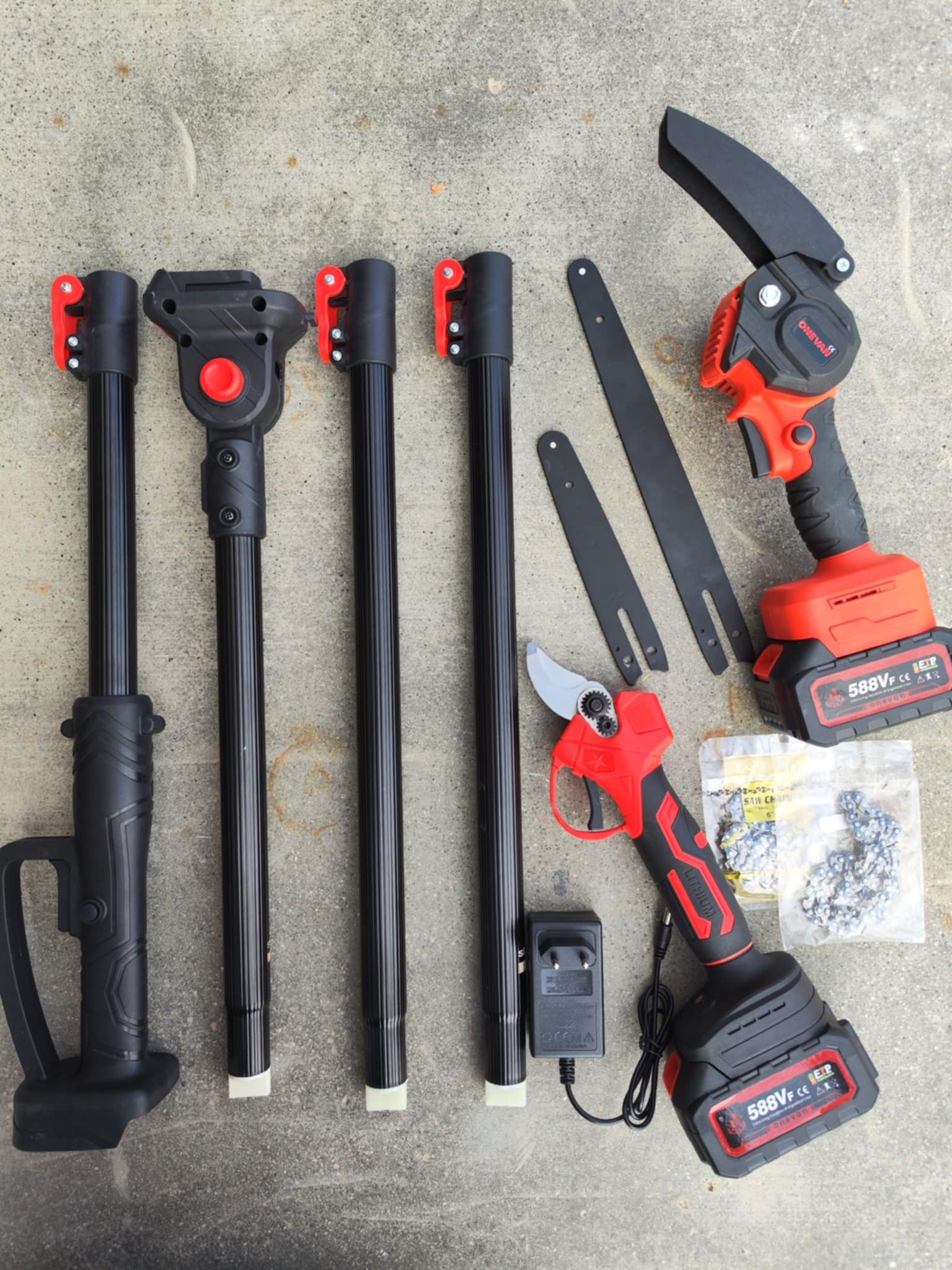 OneVan Teleskopický set nožnice a pílka 15 CM a 20 CM lišta 2 x reťaz 2 x lišta v jednom balení 2 x výkonné batérie, nabíjačka. Náradie vhodné pre batériu MAKITA 18V Batéria: 2ks batéria