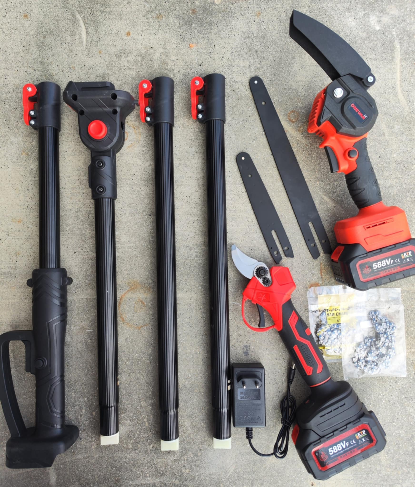 OneVan Teleskopický set nožnice a pílka 15 CM a 20 CM lišta 2 x reťaz 2 x lišta v jednom balení 2 x výkonné batérie, nabíjačka. Náradie vhodné pre batériu MAKITA 18V Batéria: 2ks batéria
