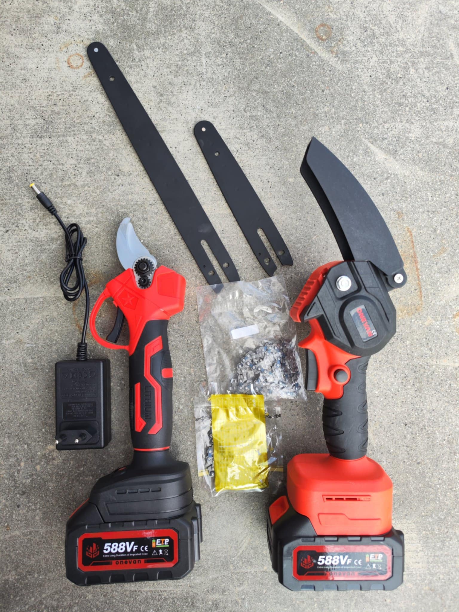 OneVan Teleskopický set nožnice a pílka 15 CM a 20 CM lišta 2 x reťaz 2 x lišta v jednom balení 2 x výkonné batérie, nabíjačka. Náradie vhodné pre batériu MAKITA 18V Batéria: 2ks batéria