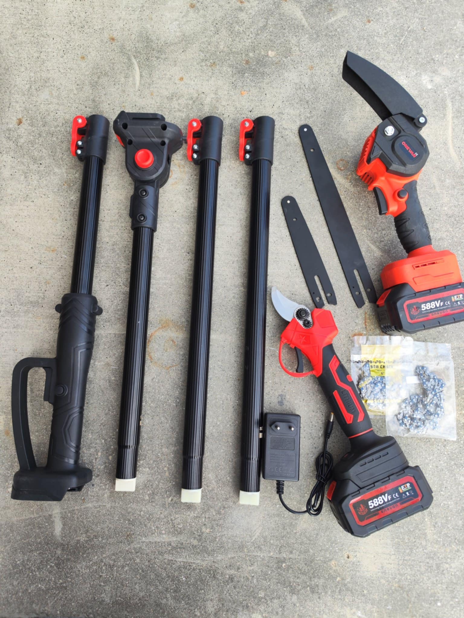 OneVan Teleskopický set nožnice a pílka 15 CM a 20 CM lišta 2 x reťaz 2 x lišta v jednom balení 2 x výkonné batérie, nabíjačka. Náradie vhodné pre batériu MAKITA 18V Batéria: 2ks batéria