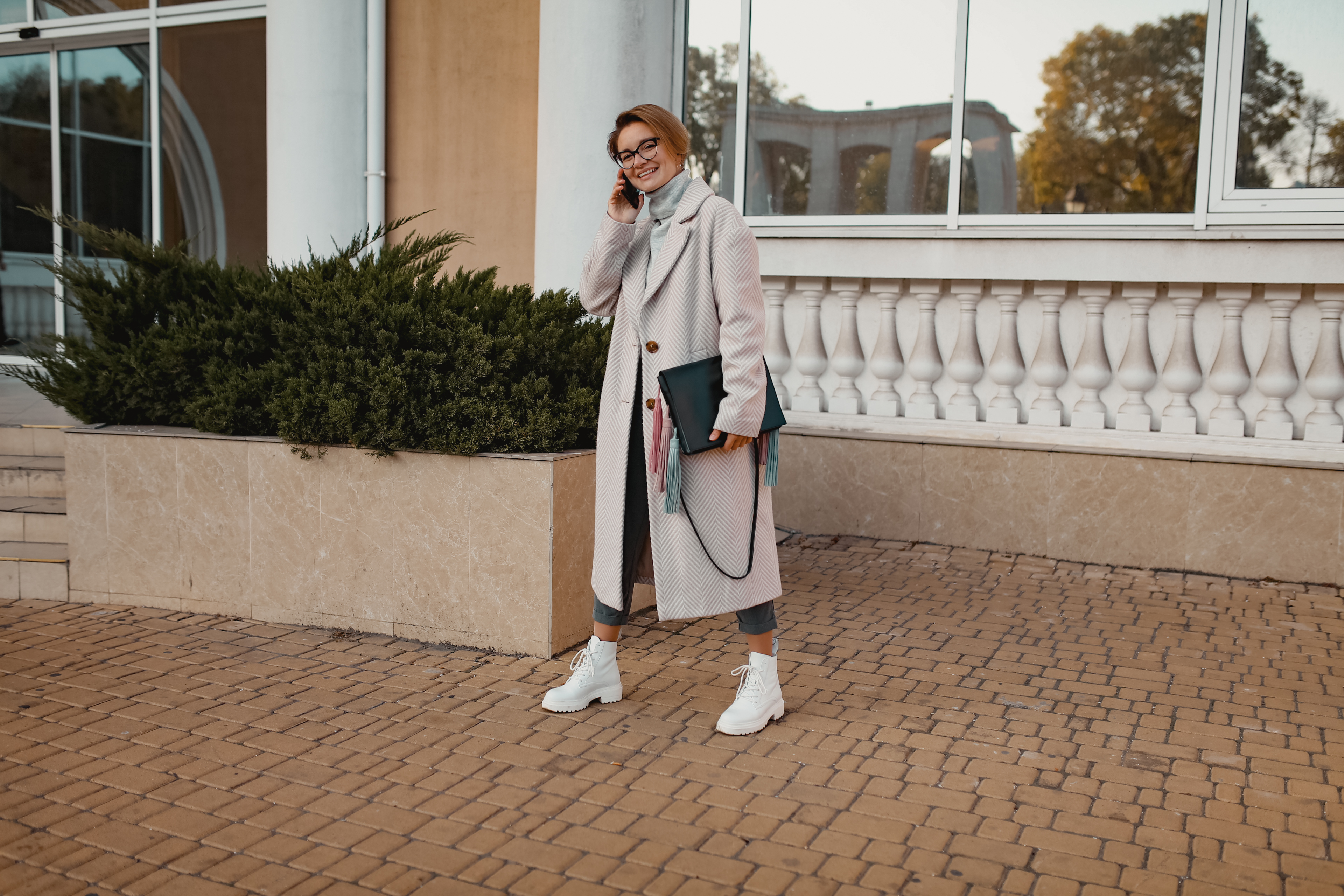 lezerny-outfit-60plus-svetly-kabat-biele-topanky-kabelka