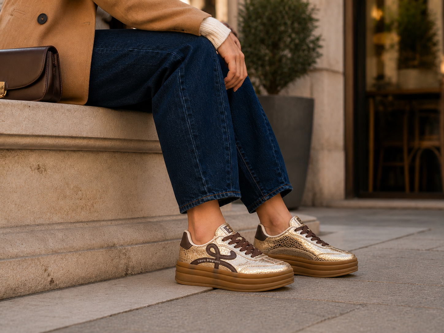 Zlaté tenisky Laura Biagiotti v podzimním outfitu
