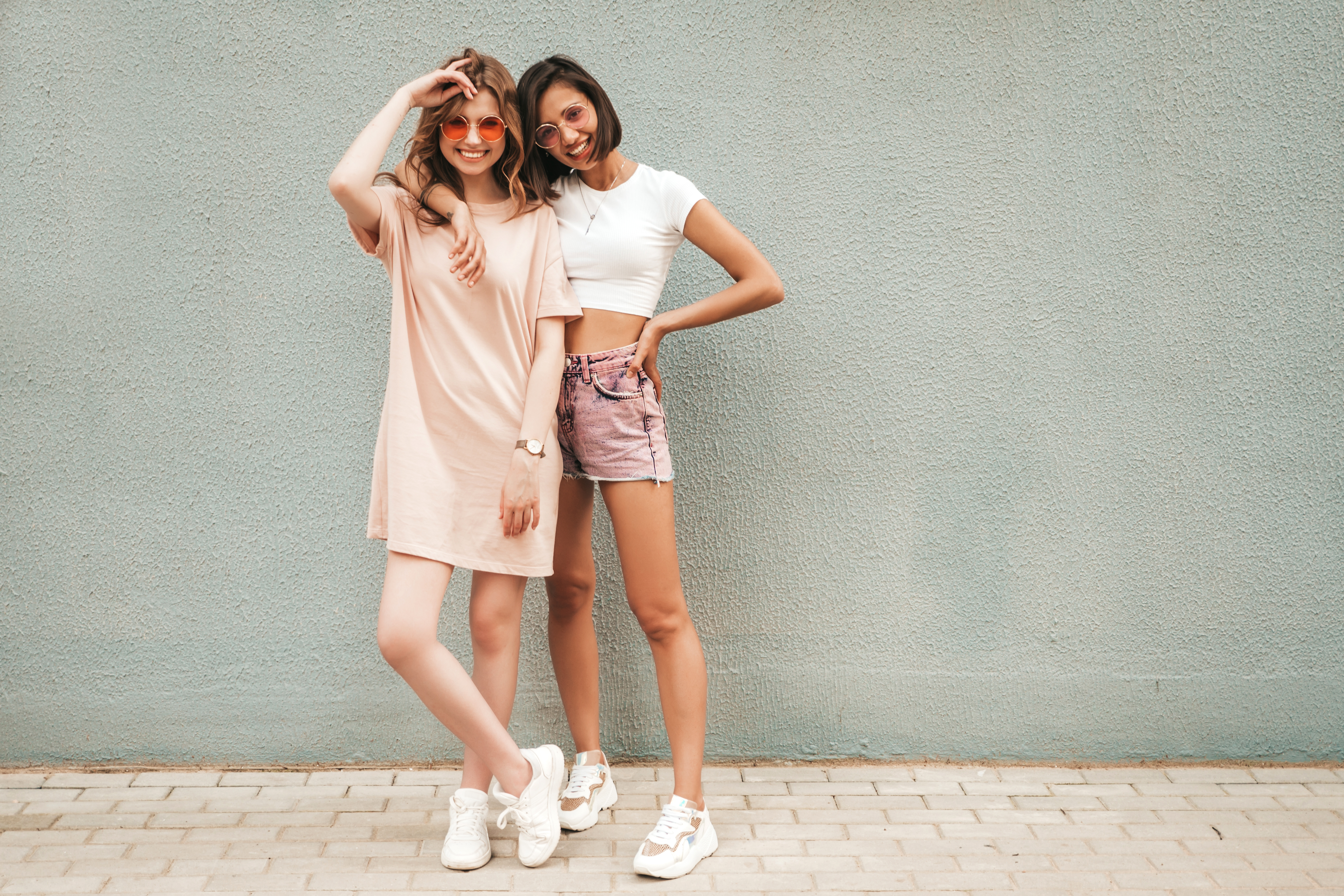 dve-ženy-letny-outfit-chunky-tenisky-biele.jpg