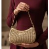zlata-plisovana-kabelka-gai-mattiolo-beige-v-rukach.jpg
