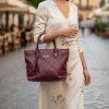 tote-kabelka-laura-biagiotti-jalene-bordeaux-jarny-otfit-saty.jpg