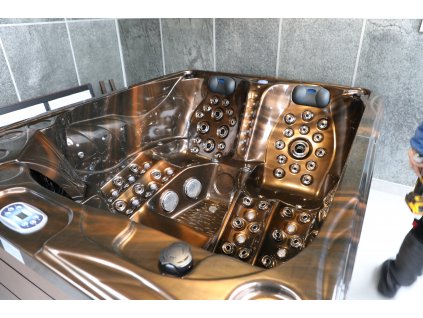 PUMA 3 személyes pezsgőfürdő 210×170 cm méretben – luxus, kényelem és relaxáció otthonra