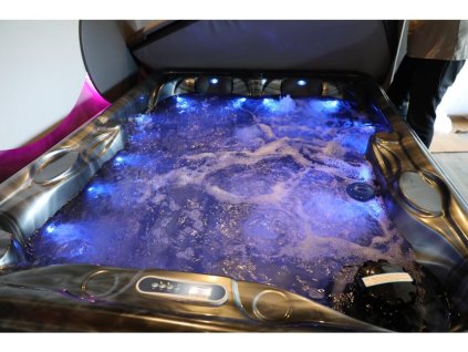 Home masszázsmedence színes LED világítással, hangulatos relaxációhoz