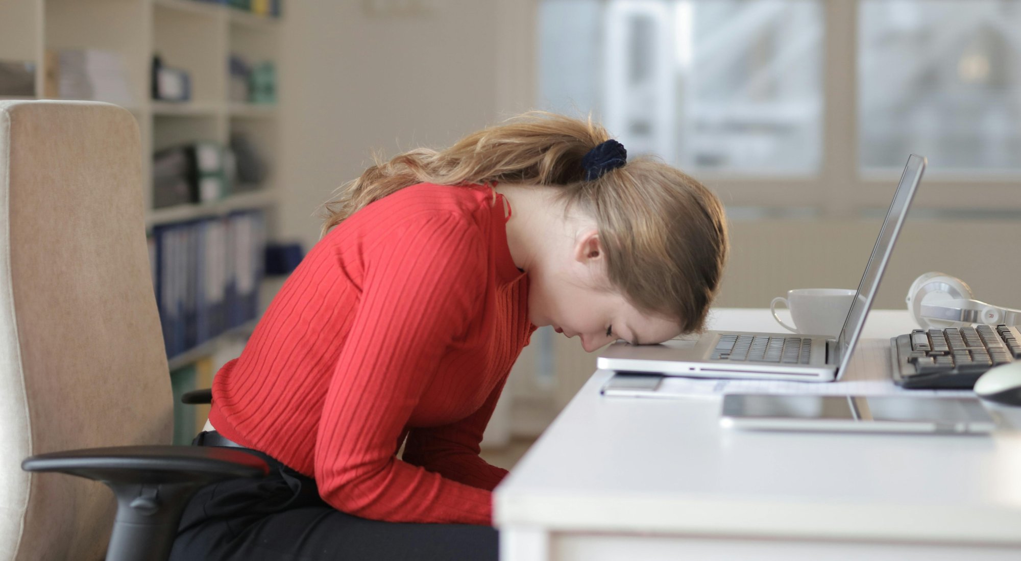 Proč jsme unavení, i když „nic neděláme“