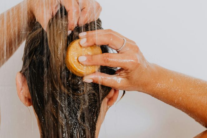 Zimní péče o vlasy: jak ochránit vlasy před mrazem, větrem a suchým vzduchem