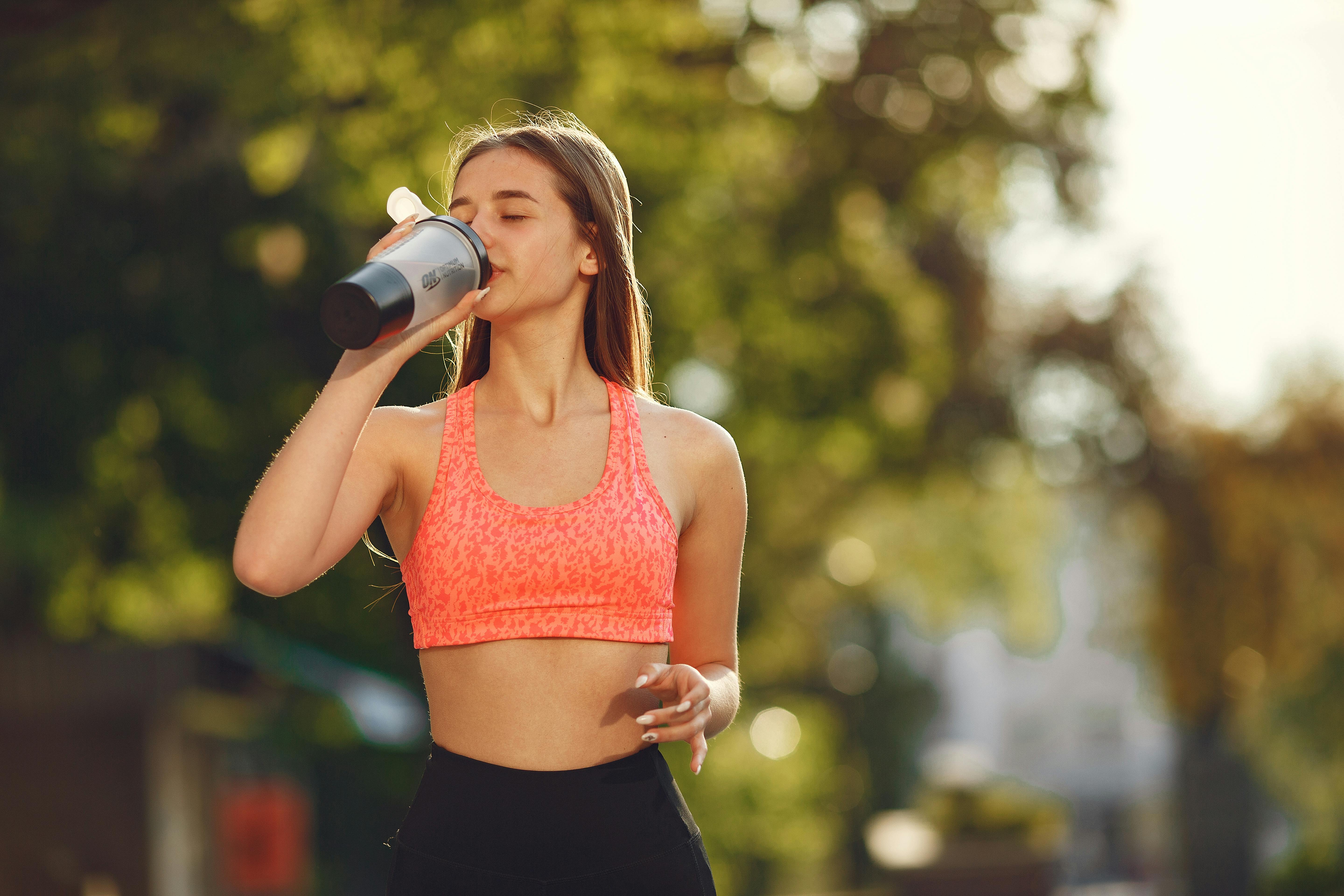 Pití při sportu: Klíč k úspěchu a zdraví