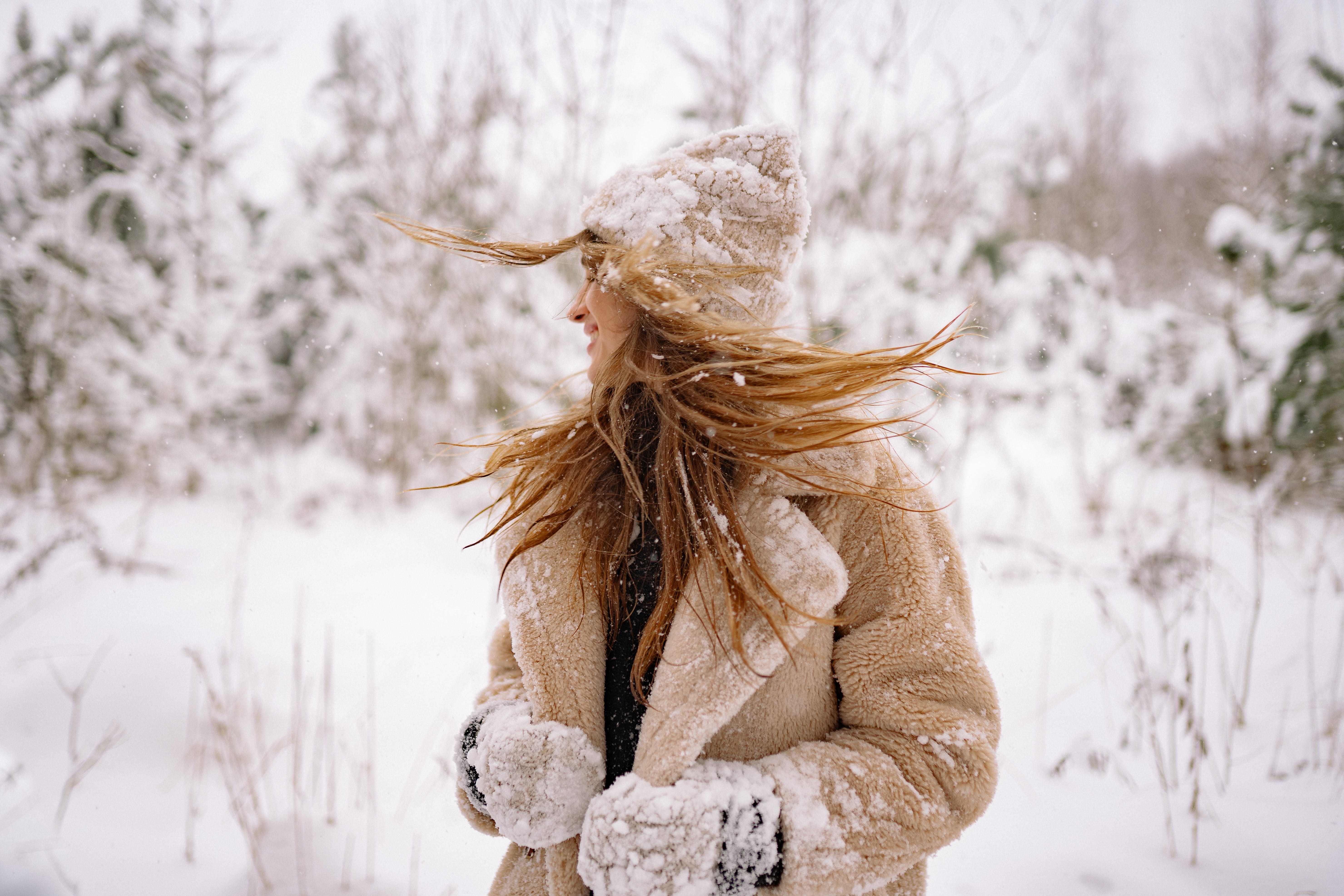 Zimní péče o vlasy: Mějte zdravé a lesklé vlasy i navzdory nepřízni počasí