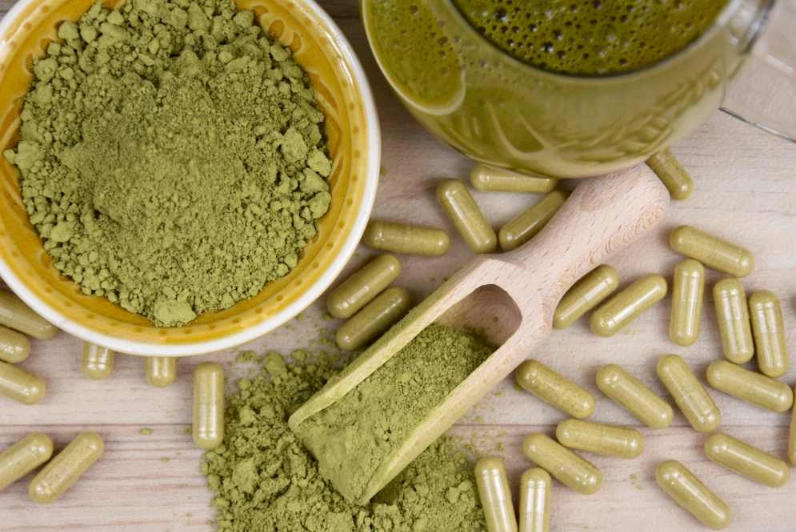 Kratom: Co to je, proč si na něj dát pozor a jak ho odhalit?
