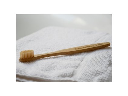 Eoné ZUBNÍ KARTÁČEK S BAMBUSOVOU RUKOJETÍ I ŠTĚTINAMI