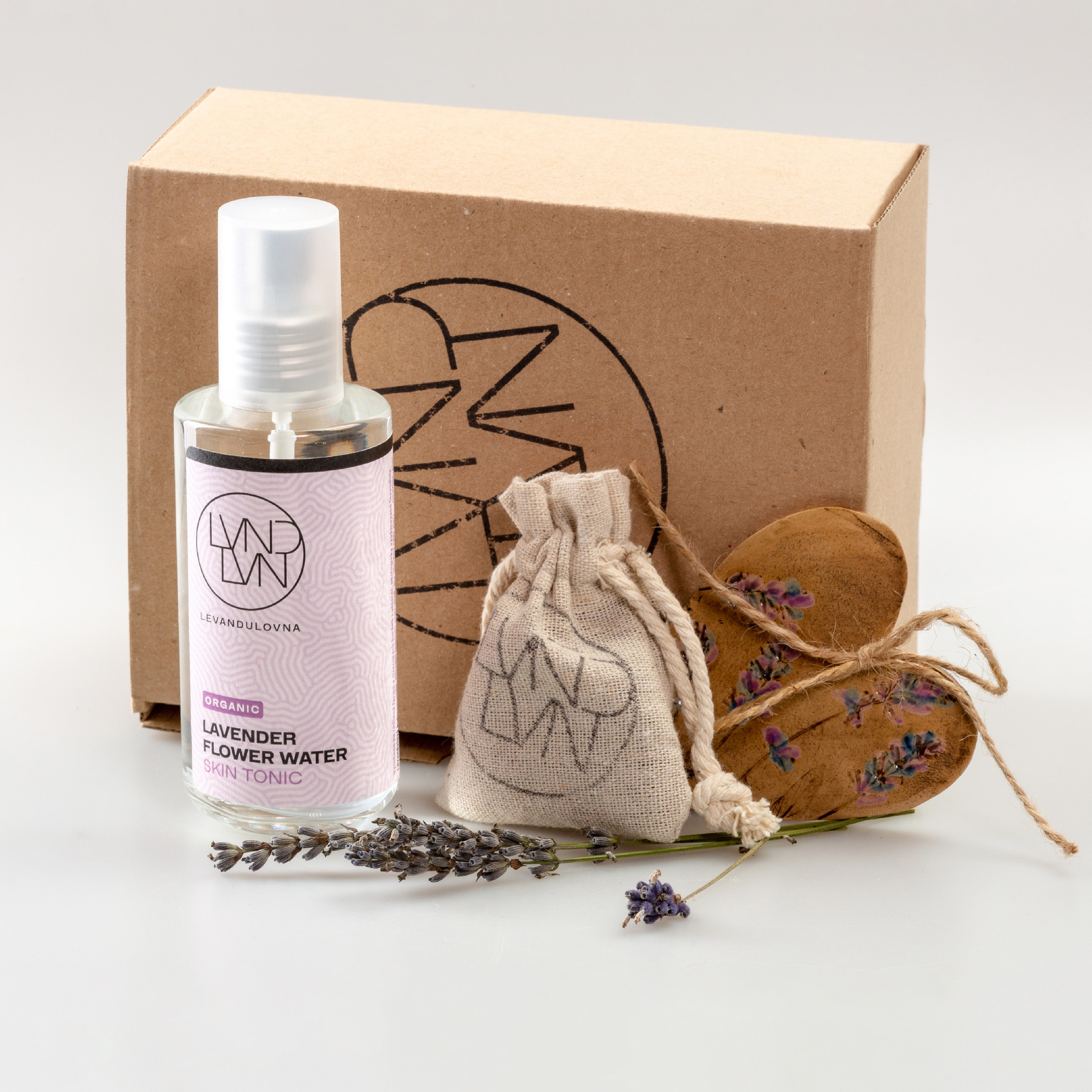 Levandulovna Dárková sada s květovou vodou, keramickým srdcem a sáčkem s levandulí