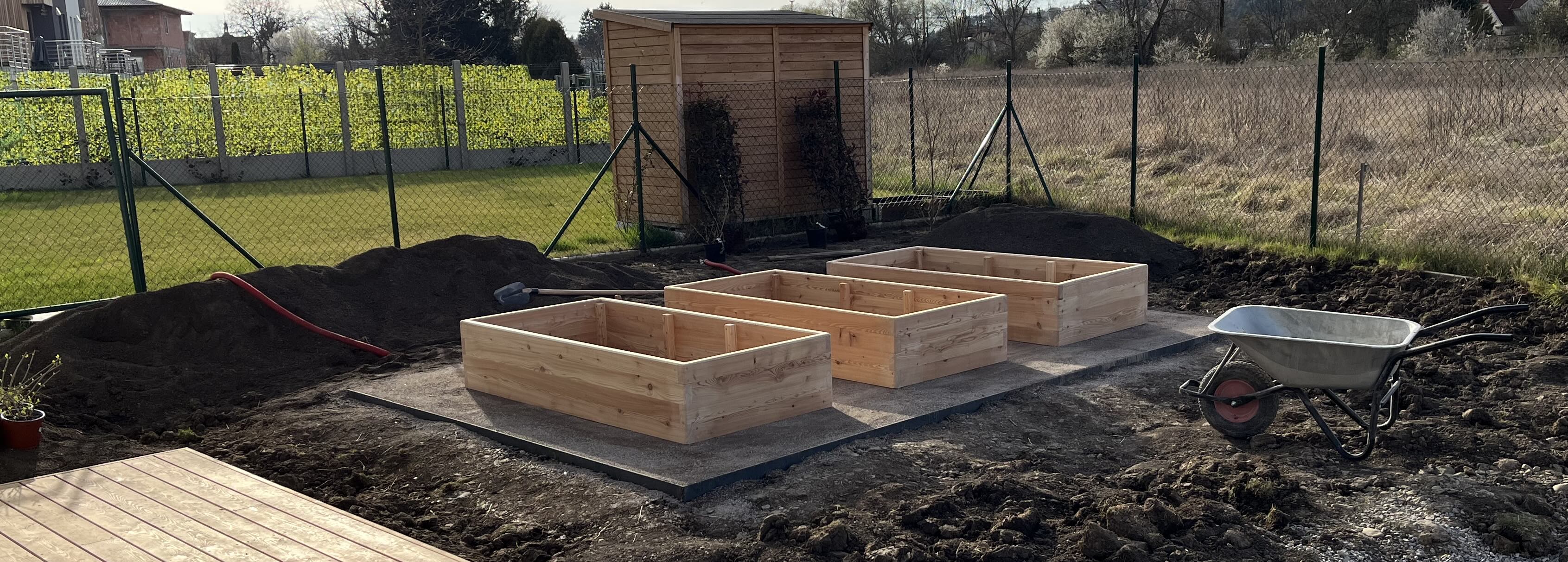 Zahradni_prvek_vyvyseny_zahon