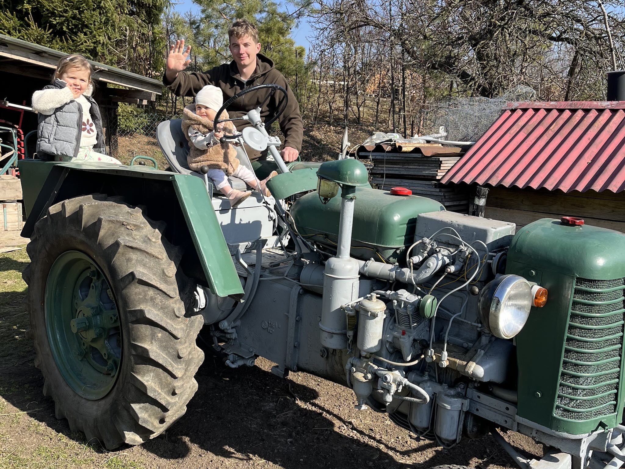 pracovnici_na_traktoru