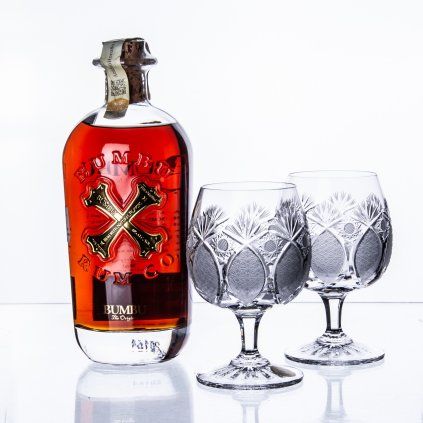 Broušené sklenice s alkoholem