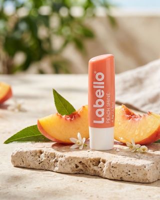 🍑 Sladká, šťavnatá a dokonale hydratovaná... Přesně taková budou vaše ústa s balzámem Labello Peach Shine! Nejenže rtům...
