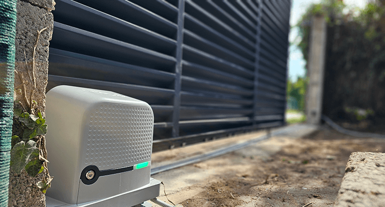 Nový pohon NICE RBS400: Inovace v oblasti automatizace posuvných vrat