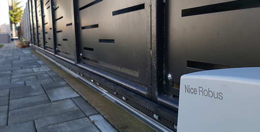 Nice Robus600, posuvná brána na kolečkách