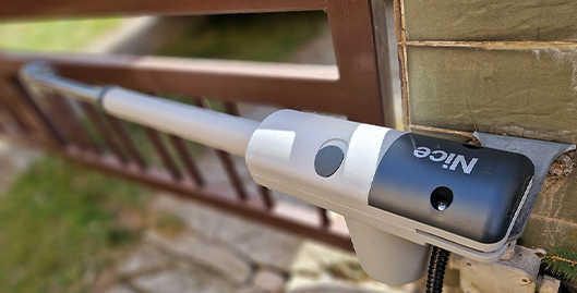 Pohony pro dvoukřídlé brány Nice Too3024