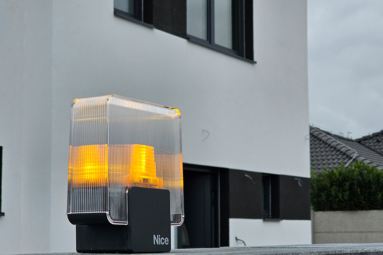 Signálne lampy k pohonu brány: Prečo sú dôležité a ako si vybrať tú správnu