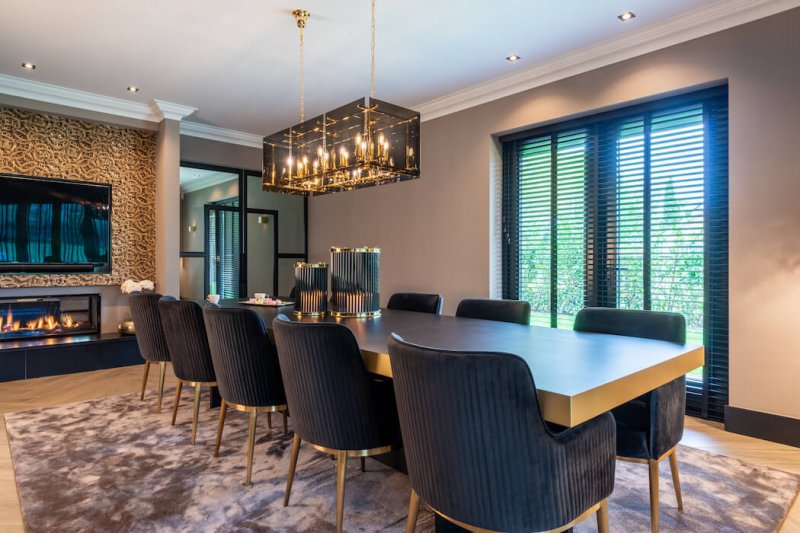 Jedálenský stôl a stoličky