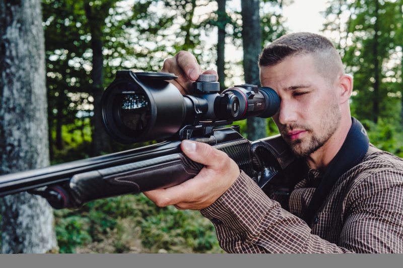 Nocpix ACE 2 a pohled lovce při zaměřovaní a ovládání přístroje