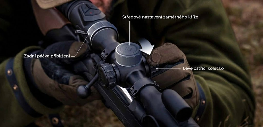 Detailní pohled na ovládací prvky a věžičky puškohledu namontovaného na zbrani