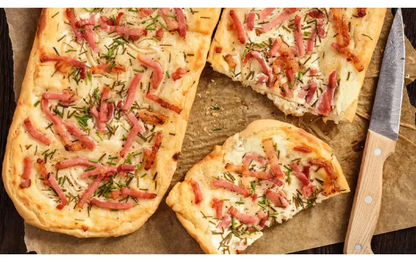 Podplamenník - tradiční český quiche s brynzou a slaninou