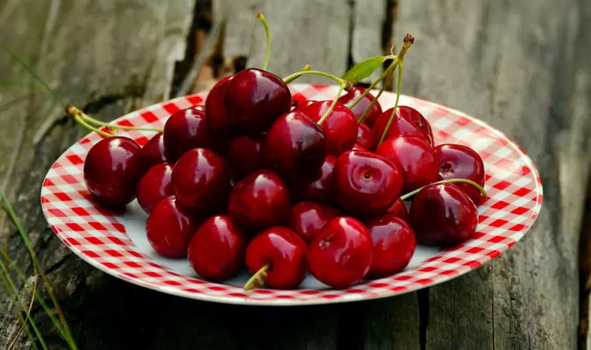 Třešně: Proč je jíst? + Recept na koláč a čatní