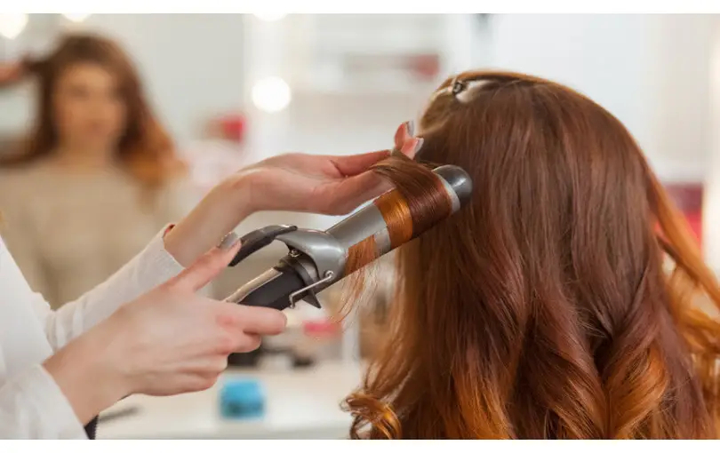 Ako si chrániť vlasy pred teplom z fénu či žehličky?