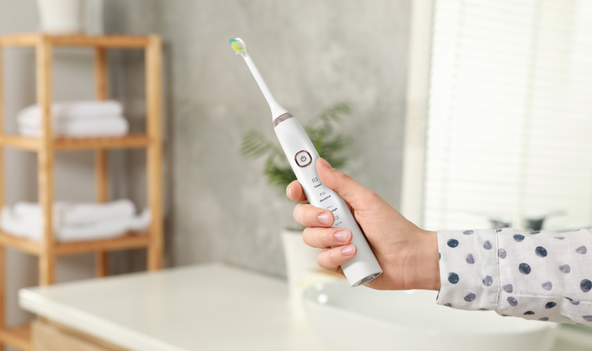 Je sonická zubná kefka lepšia ako manuálna? Porovnanie + Názor zubára