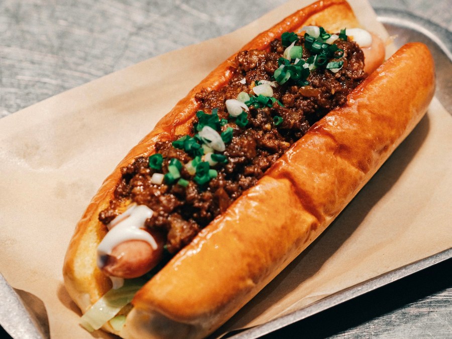 Chili dog s mäsovým chili, cibuľou a pažítkou