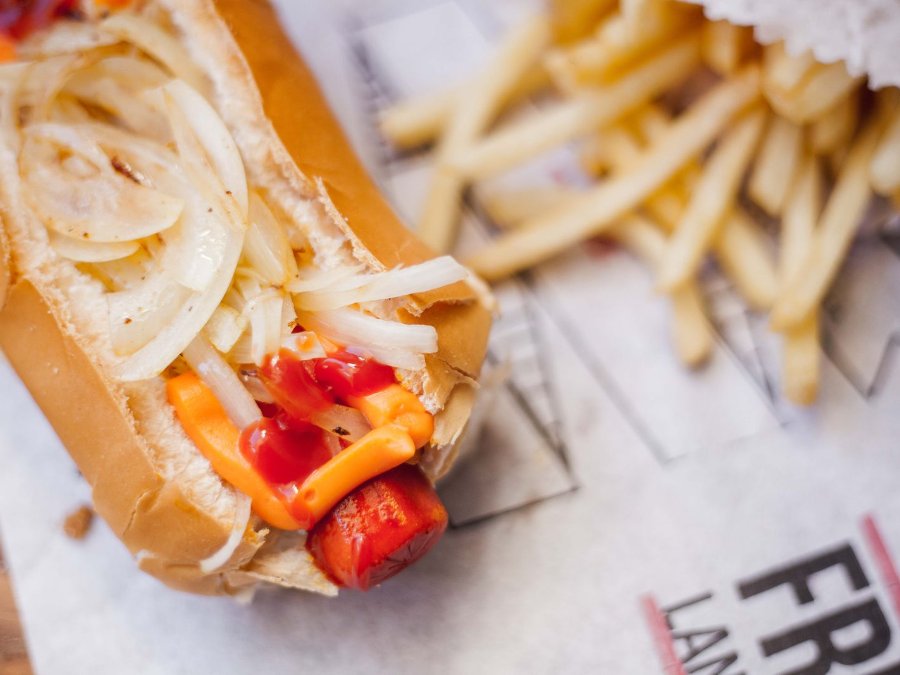 Newyorský hotdog s dusenou cibuľkou, horčicou a kečupom