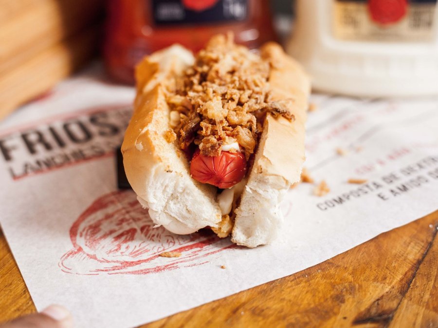 Islandský hotdog pylsur s chrumkavou restovanou cibuľkou, remoládou a kečupom