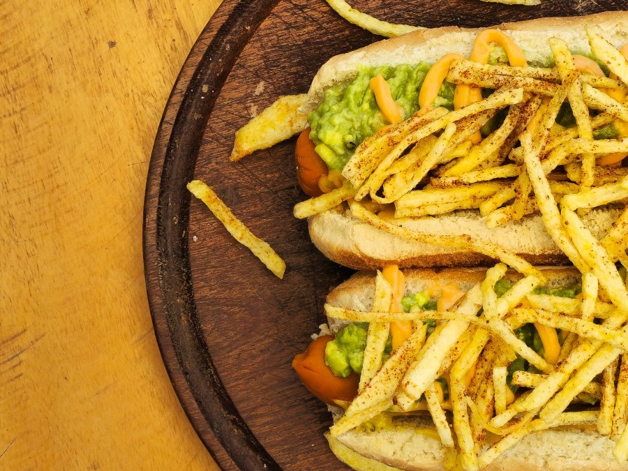Venezuelský hotdog s avokádovou omáčkou, syrovou omáčkou a zemiakovými slamkami