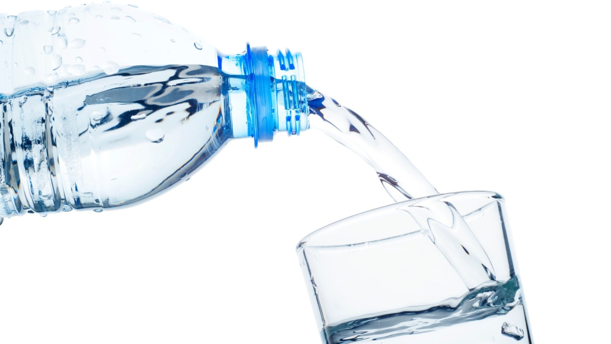 Hydratace není jen o vodě. Proč je důležitý pitný režim a jakou roli hrají elektrolyty?