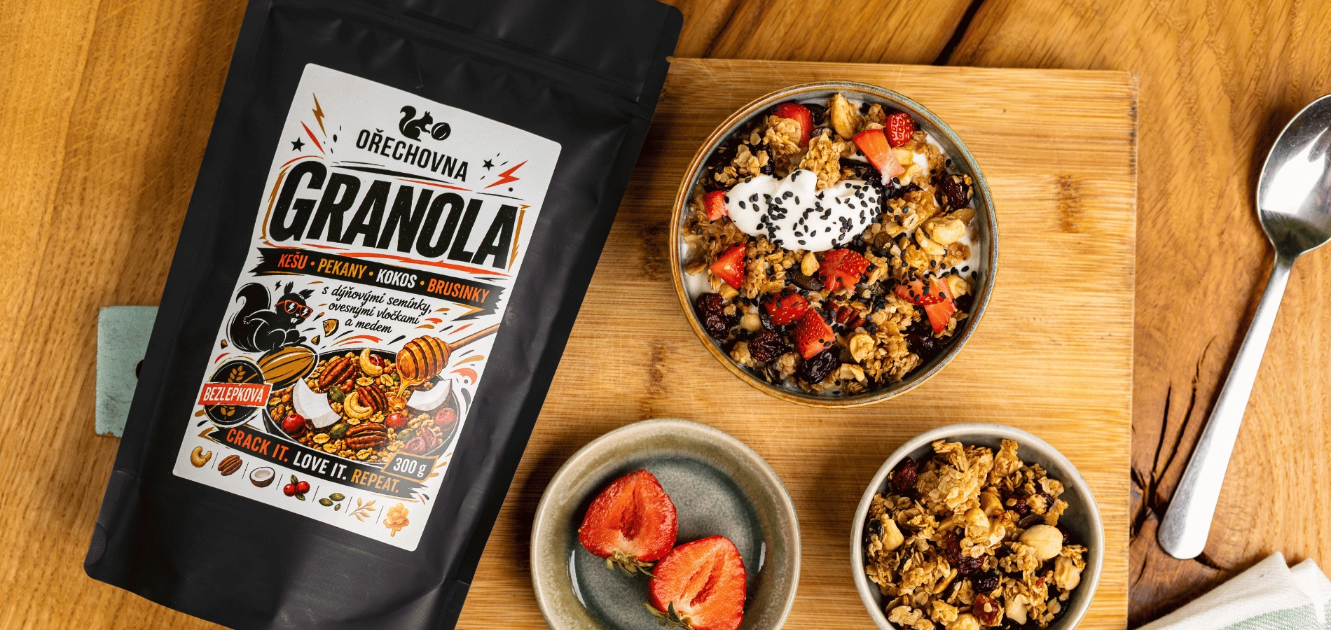 Bezlepková granola Ořechovna s kešu, pekany, medem a brusinkami