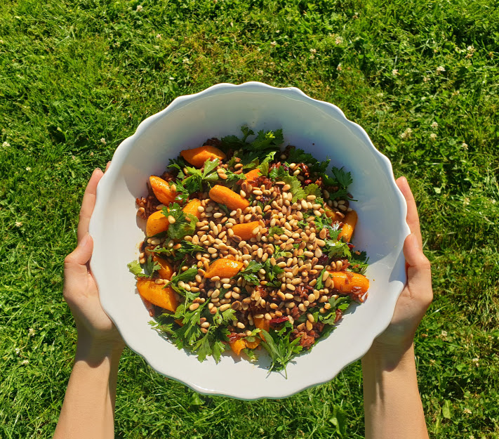 Rýžový salát s mrkví a piniovými oříšky