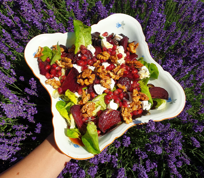 Salát s pečenou řepou a karamelizovanými vlašskými ořechy